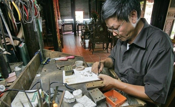 Volkskünstler Quach Van Hieu bewahrt die Kunst des Handwerksberufs des Silberschmieds